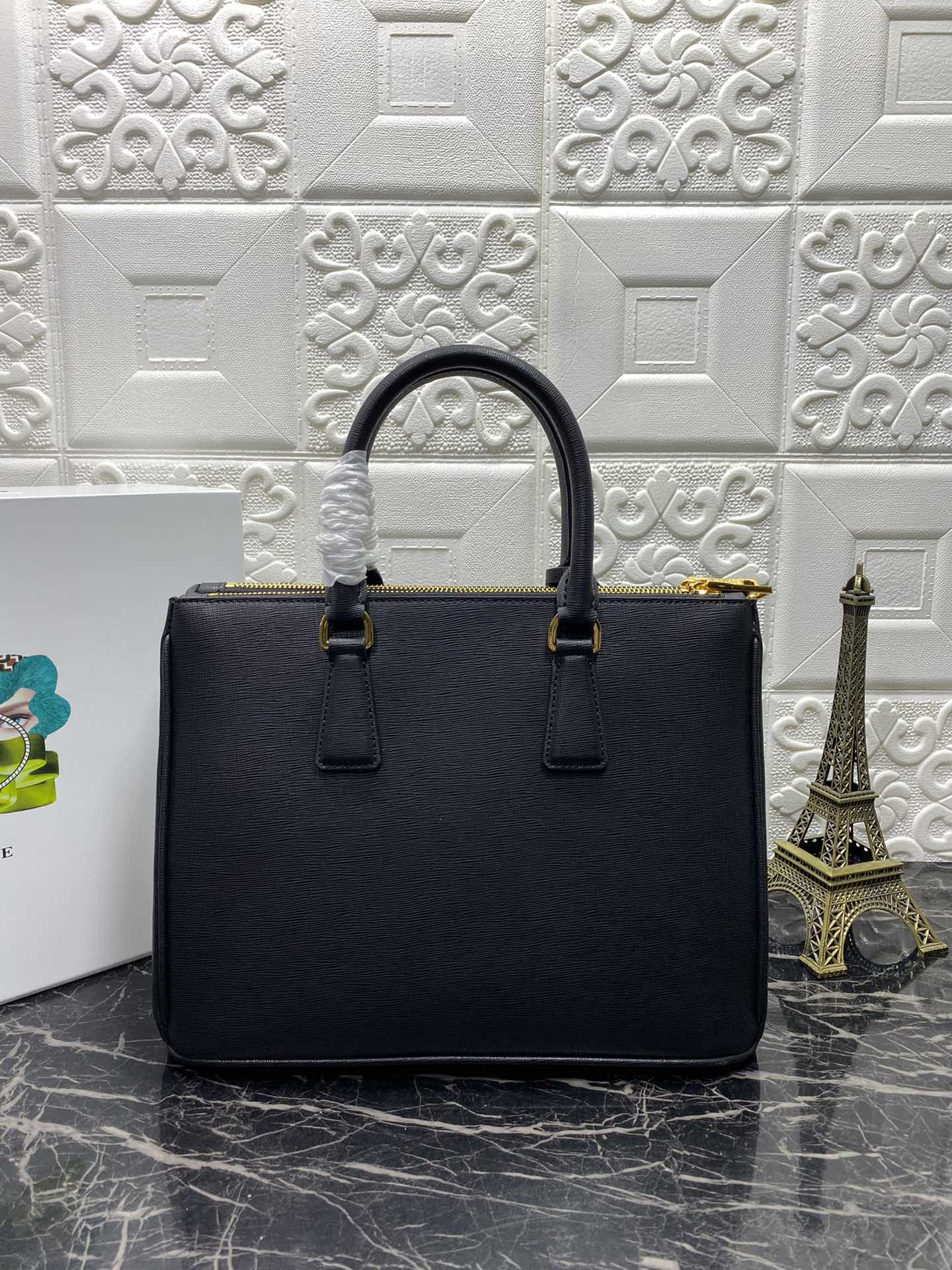 PRA GALLERIA 32 BAG IN BLACK SAFFIANO-LEDER