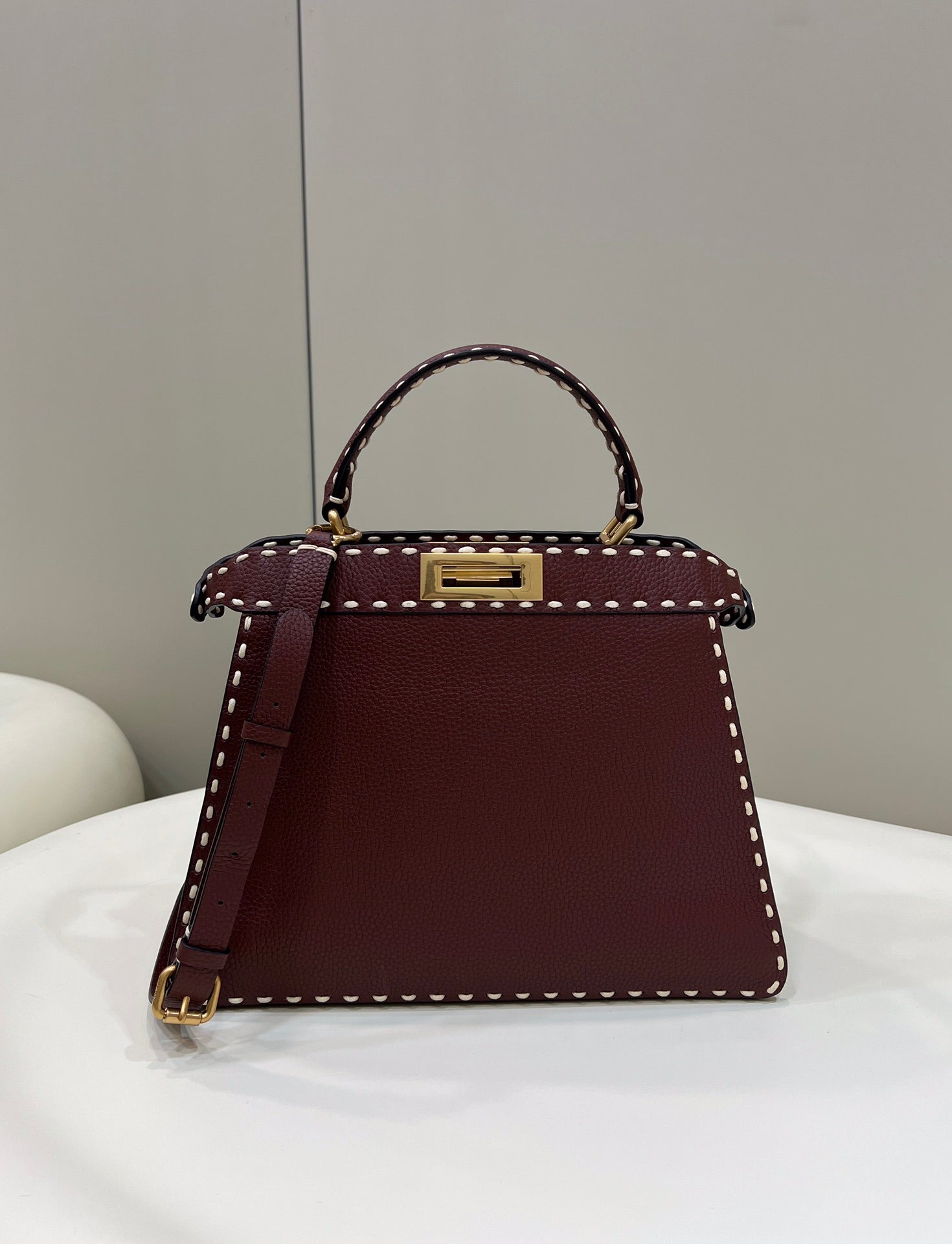 PEEKABOO ISEEU 33 IN SANGRIA Rot GRAINED Kalbsleder Gold-Hardware