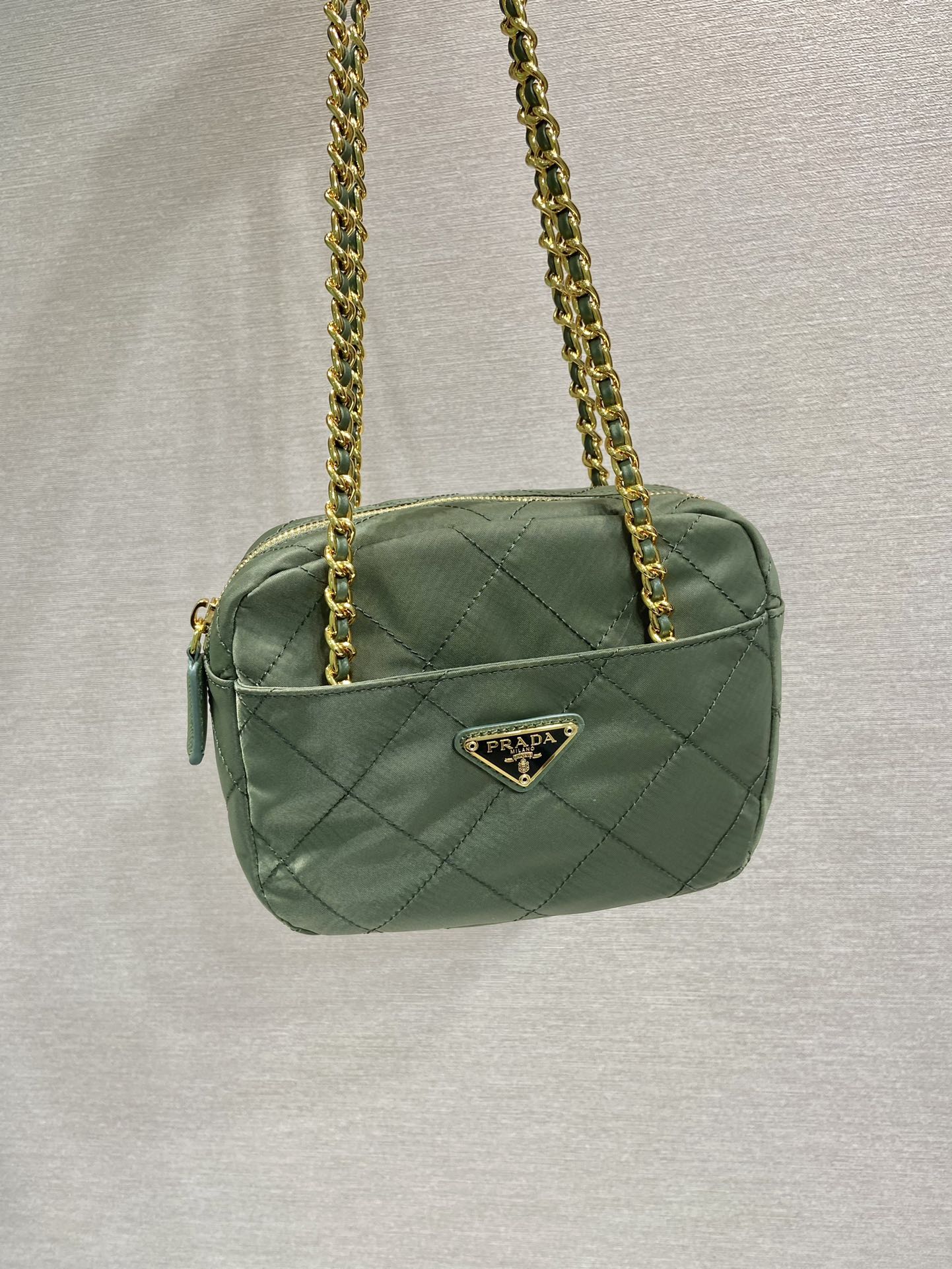QUILTED HOBO BAG 19 IN PICKLE GRÜN HANDGEMACHT NYLON GOLD-HARDWARE