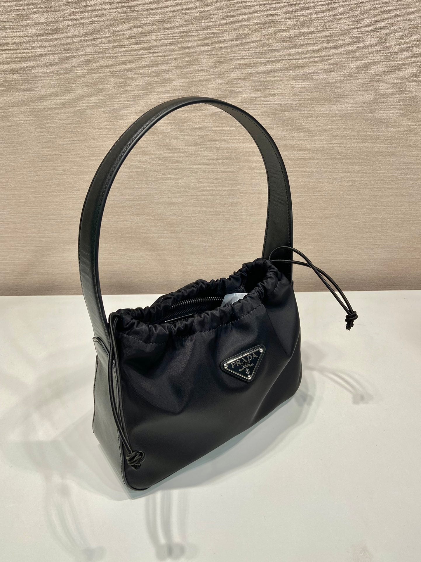 KLEINER KORDELZUG-BEUTEL 23 IN SCHWARZEM RE-NYLON