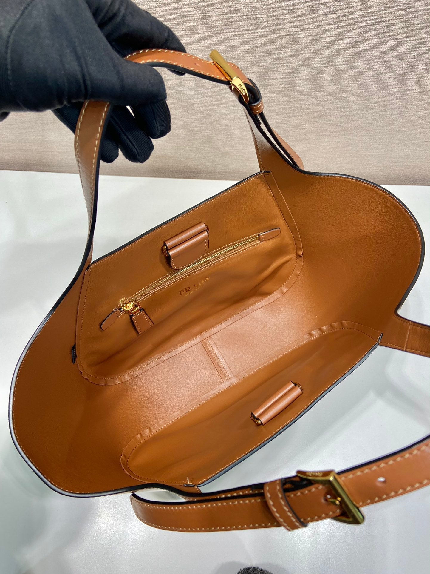 SHOPPER 28 IN CINNAMON BROWN SCHAFSFELL GOLD LOGO