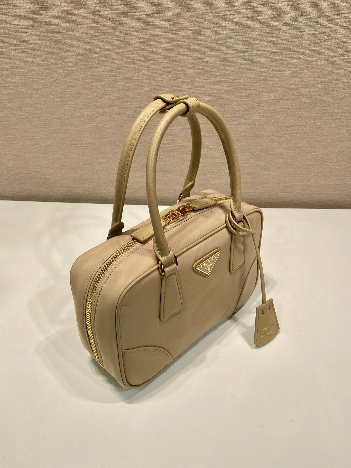 KLEINE HENKELTASCHE 25 IN DRIED MOSS NYLON UND KALFSKIN BESATZ