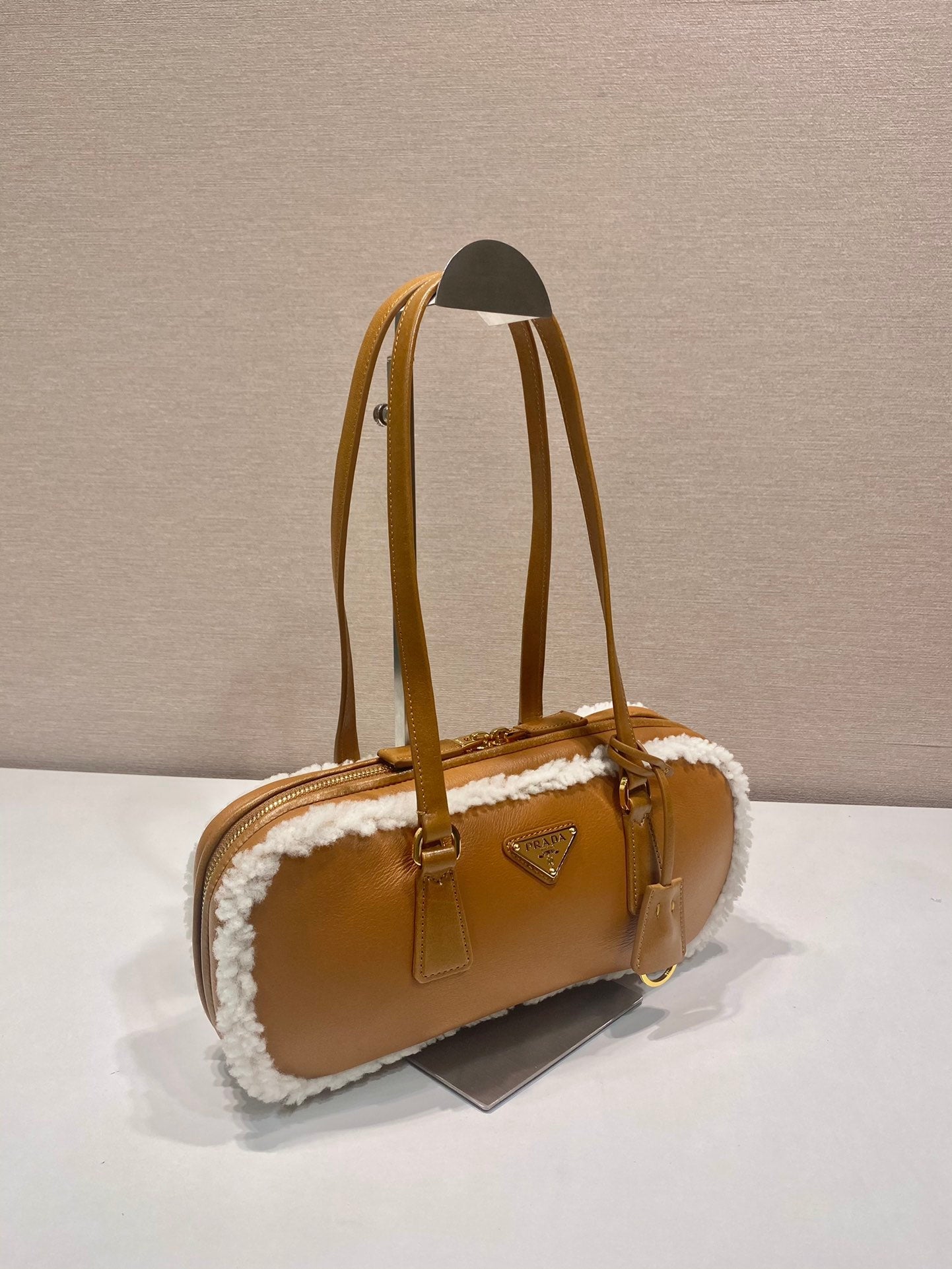HENKELTASCHE 27 IN BRONZEBRAUNEM SCHAFSFELL UND LAMMFELLBESATZ