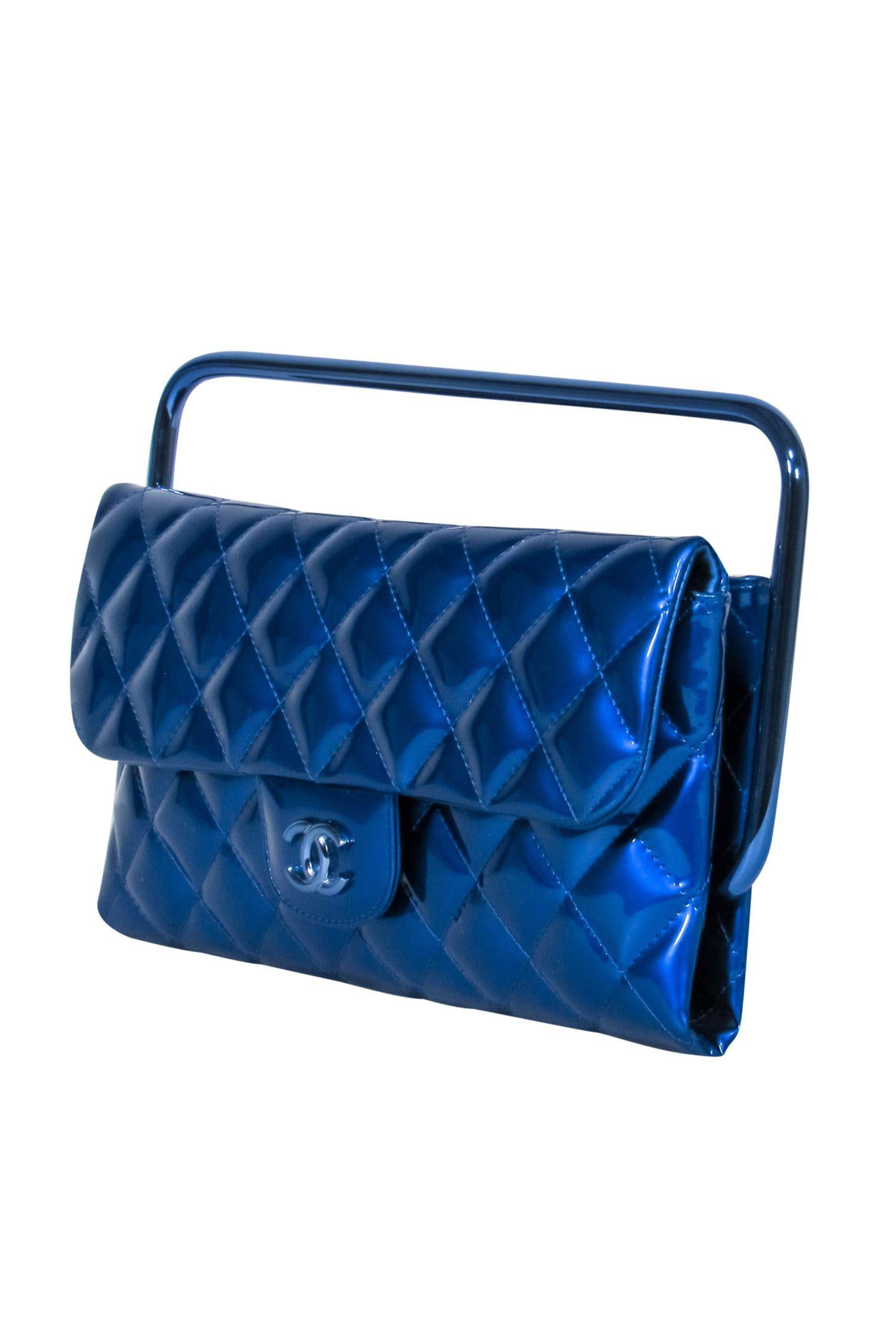 Chanel - Metallisch Blau Gesteppte Lackleder Bar Handle Bag