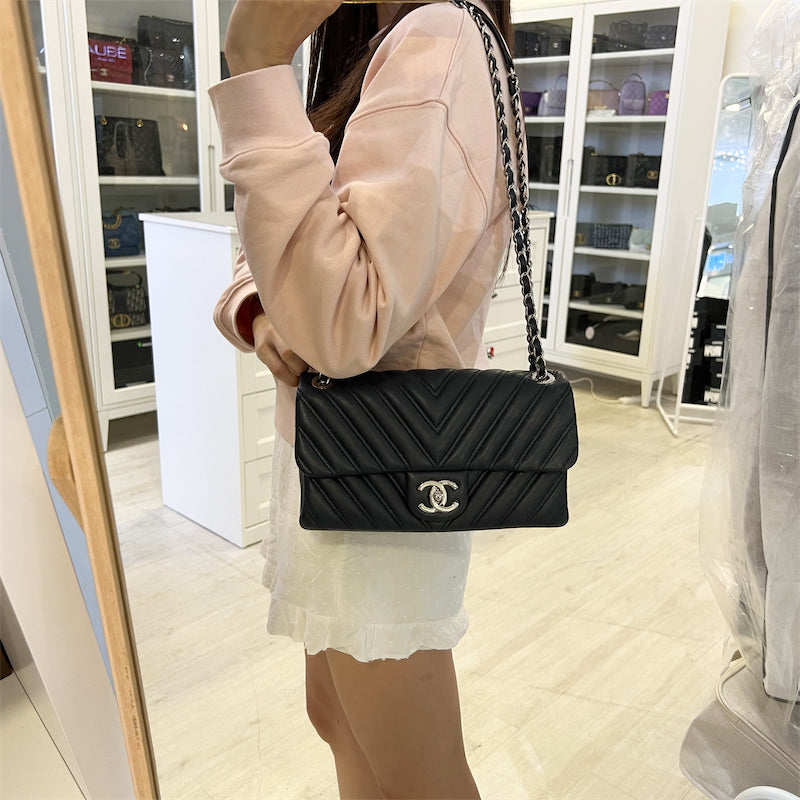 Chanel Seasonal Medium Flap Bag in Chevron Gesteppt Marineblau Lammleder und SHW (Model: )