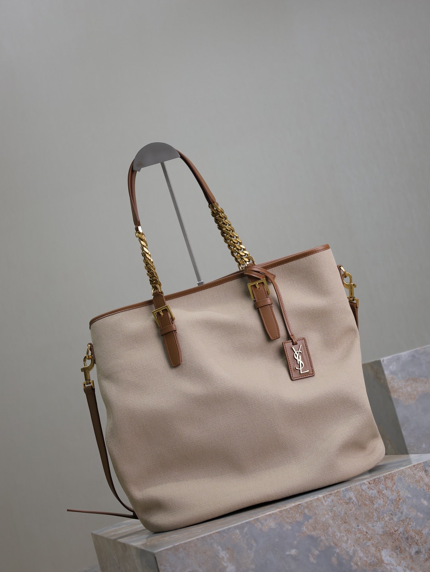 SHOPPER 38 IN WEISS CANVAS UND BRAUN LEDERBESATZ GOLD-HARDWARE
